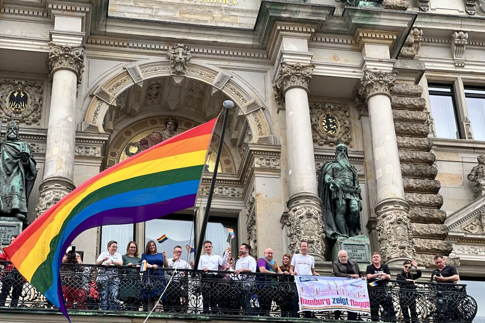 Hamburg eröffnet die Pride Week mit dem Hissen der Regenbogenfahne am Rathaus.