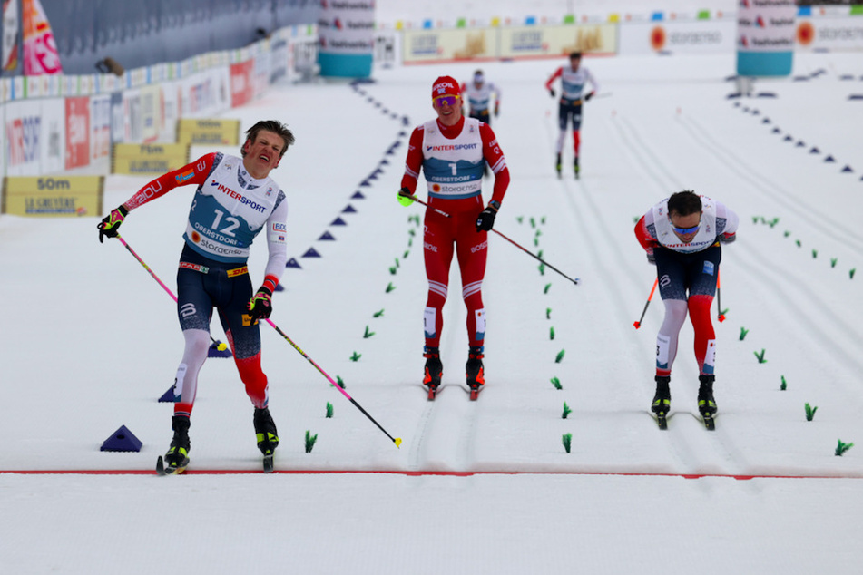 Johannes Hoesflot Klaebo (24, l.) aus Norwegen geht vor Emil Iversen (29, r.) aus Norwegen und Alexander Bolschunow (24, M.) der Russian Ski Federation ins Ziel.