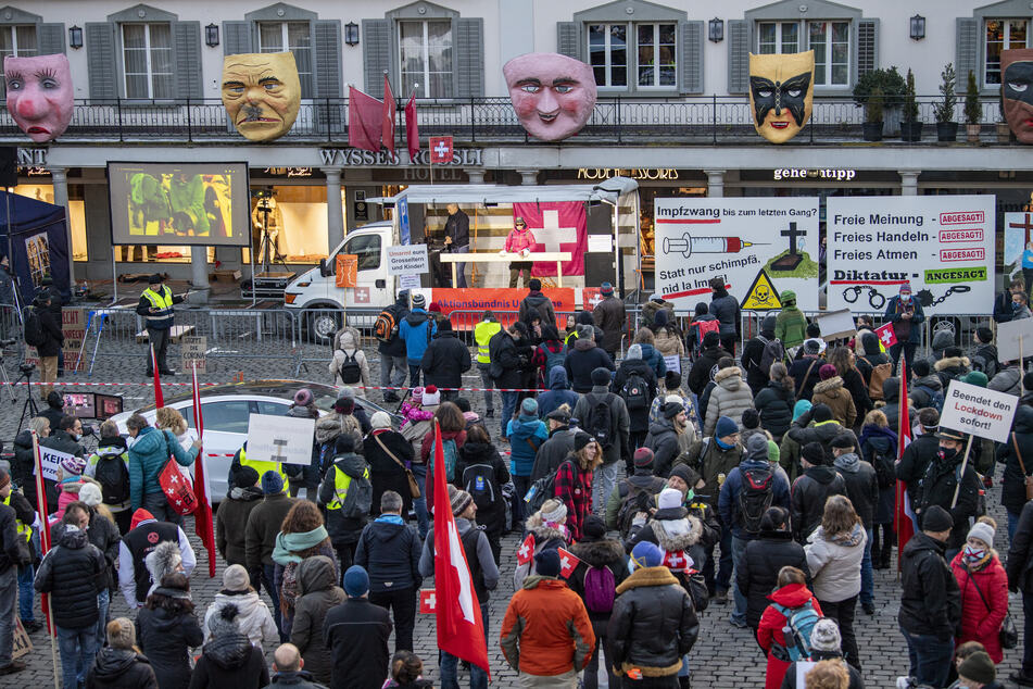 Schweiz, Schwyz: Demonstranten nehmen an einer Kundgebung des Aktionsbündnisses Urkantone gegen die aktuelle Corona-Politik auf dem Hauptplatz teil.