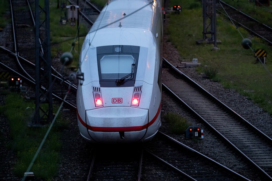Auf dem Weg ins Bahn-Depot wachte ein Fahrgast (31) mutterseelenallein im Zug auf. (Symbolfoto)