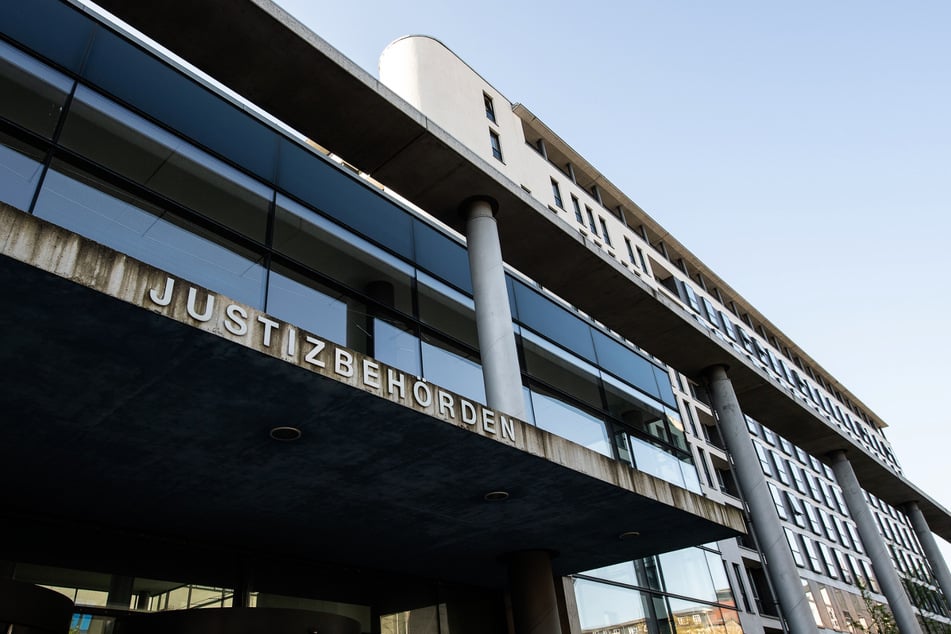 Die 54-Jährige war vom Landgericht Kassel unter anderem wegen dreifachen Mordes zu einer lebenslangen Freiheitsstrafe verurteilt worden. Der Bundesgerichtshof hob dieses Urteil aber teilweise auf.
