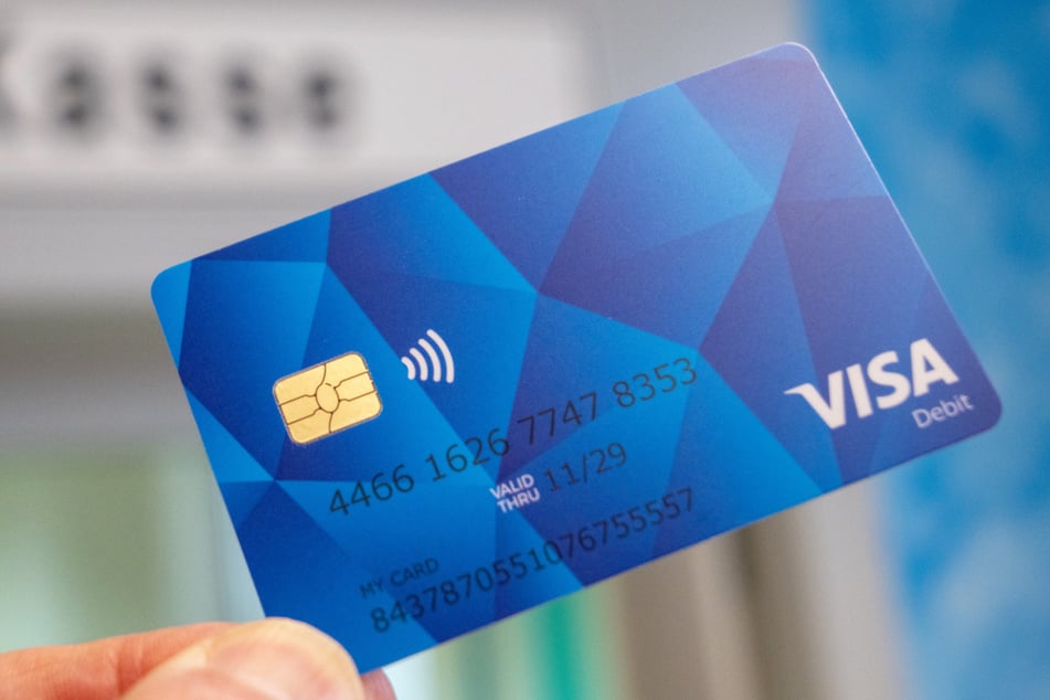 Die Bezahlkarte für Geflüchtete ist eine Visa Debitkarte.