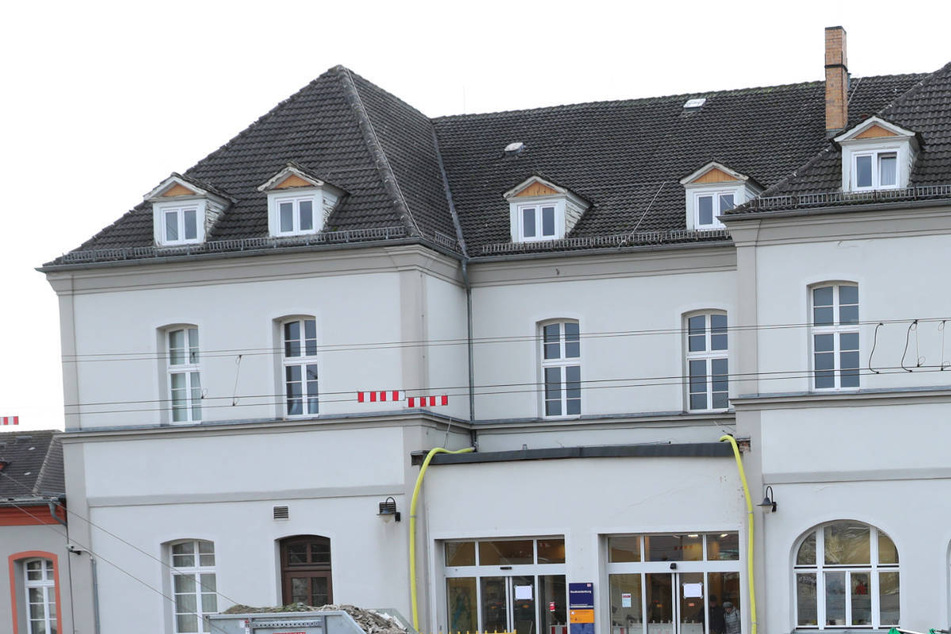 Vor dem Bahnhof in Neubrandenburg sind in der Regel drei Flaggen gehisst, zu denen die Landesfahne und die Regenbogenflagge zählen. (Archivfoto)