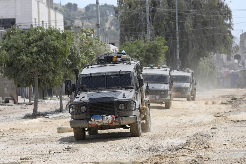 Militärfahrzeuge fahren während einer israelischen Razzia durch das palästinensische Flüchtlingslager Nour Shams, östlich der Stadt Tulkarm im Westjordanland.