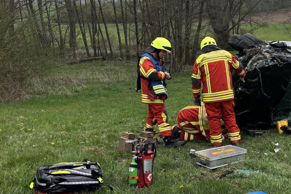 Durch Leitplanke gekracht und überschlagen: Opel-Fahrer per Crash-Rettung geborgen