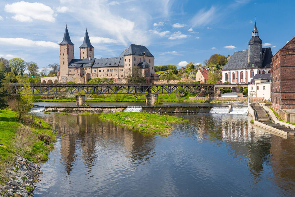 Schloss Rochlitz mit der Zwickauer Mulde, der Petrikirche und der alten Mühle.