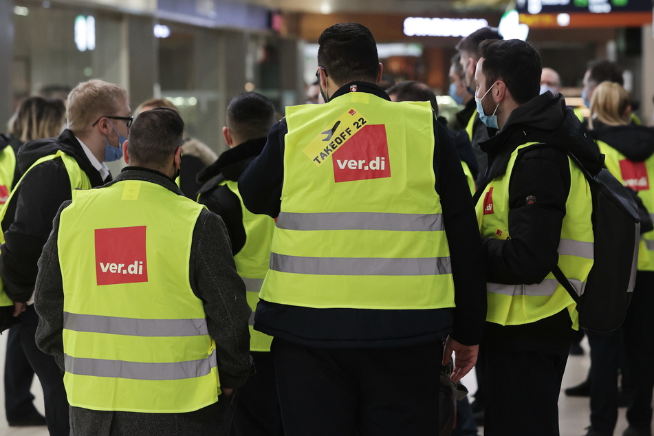 Private Sicherheitskräfte sind an den beiden größten NRW-Flughäfen in Köln und Düsseldorf in den Warnstreik getreten.