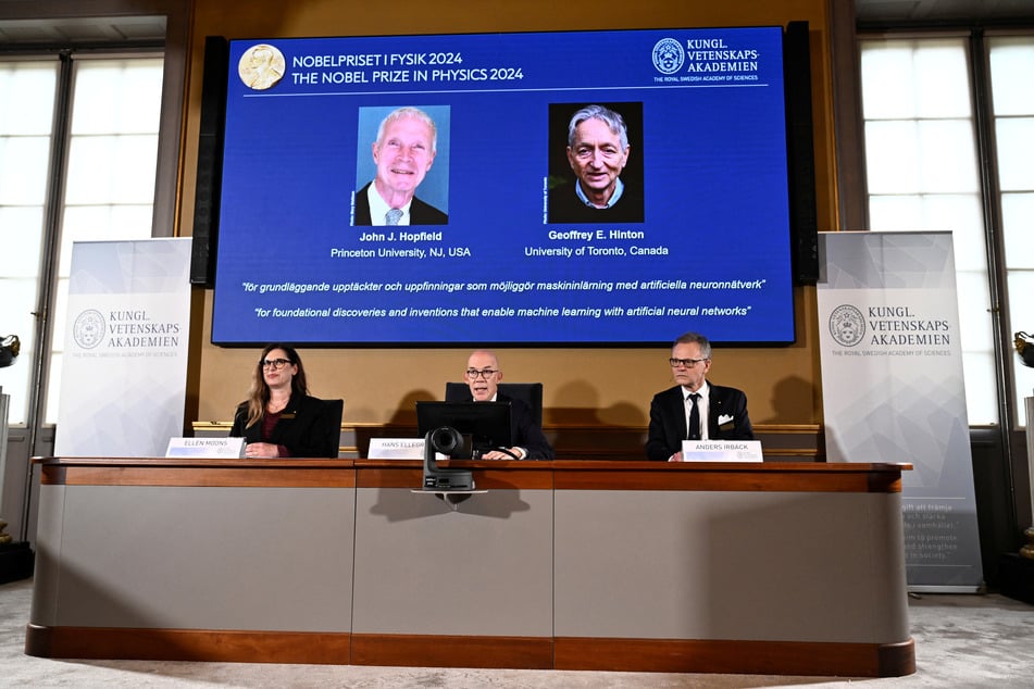 John J. Hopfield and Geoffrey E. Hinton are announced as winners of this year's Nobel Prize in Physics during a press conference by Hans Ellegren (c.), Secretary General at the Swedish Academy of Sciences, in Stockholm.