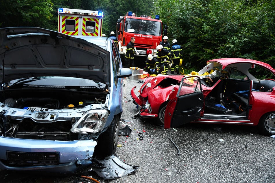 Am Donnerstagmittag sind auf der Hoisdorfer Landstraße bei Großhansdorf ein Oldtimer und ein Opel zusammengestoßen. Drei Personen wurden teils lebensgefährlich verletzt.