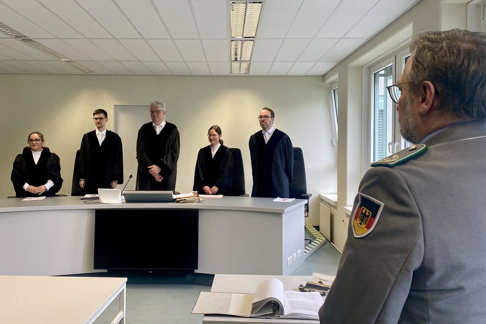 Berlin: Wegen Nähe zu Rechtsextremen: Bundeswehr wirft Anwalt raus!