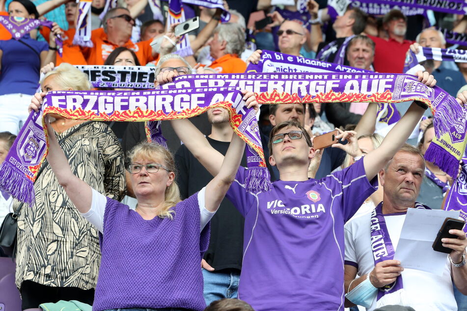 Viele Fans haben Sorgen aufgrund des schlechten Saisonstarts. Am Sonntag wollen sie einen Sieg ihres FCE bejubeln.