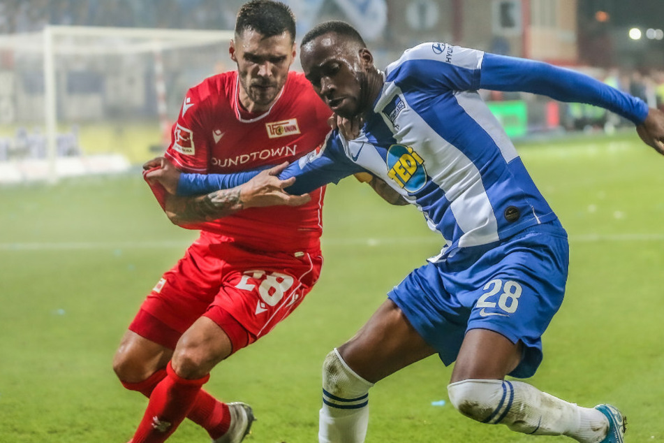 Unions Christopher Trimmel (l) kämpft gegen Dodi Lukebakio von Hertha BSC um den Ball. Im Hinspiel siegte Union, in der Rückrunde Hertha.