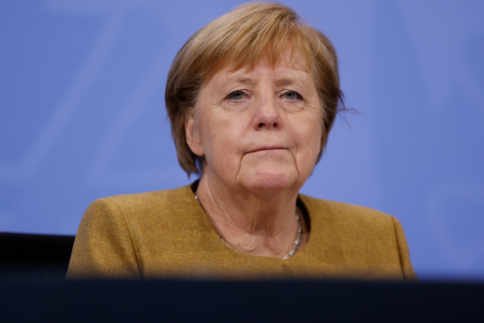 Sichtlich erschöpft: Bundeskanzlerin Angela Merkel (66, CDU) am Mittwochabend.