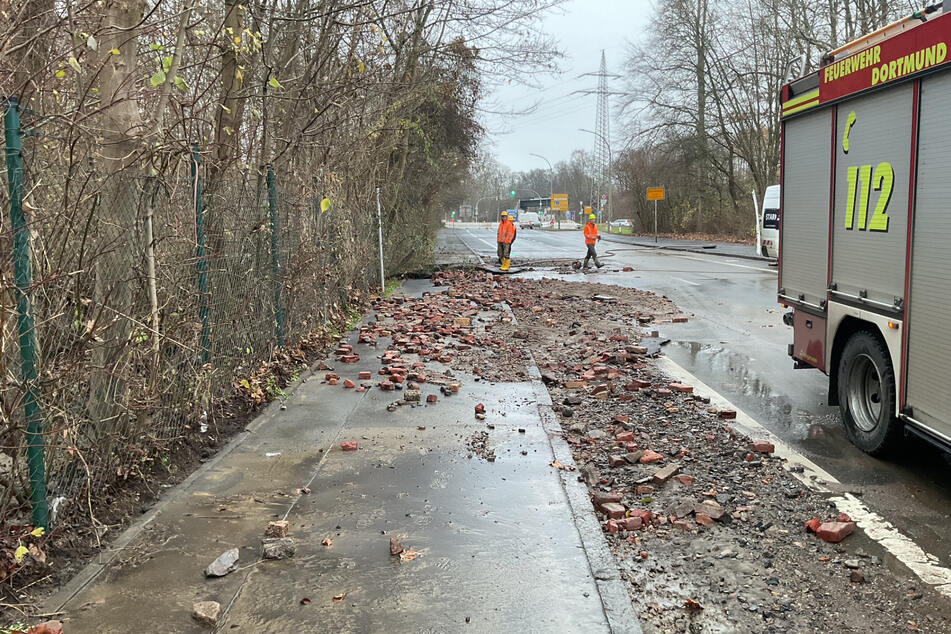 Die Einsatzkräfte der Feuerwehr sorgten dafür, dass das Wasser nach gut einer Stunde wieder abfließen konnte.