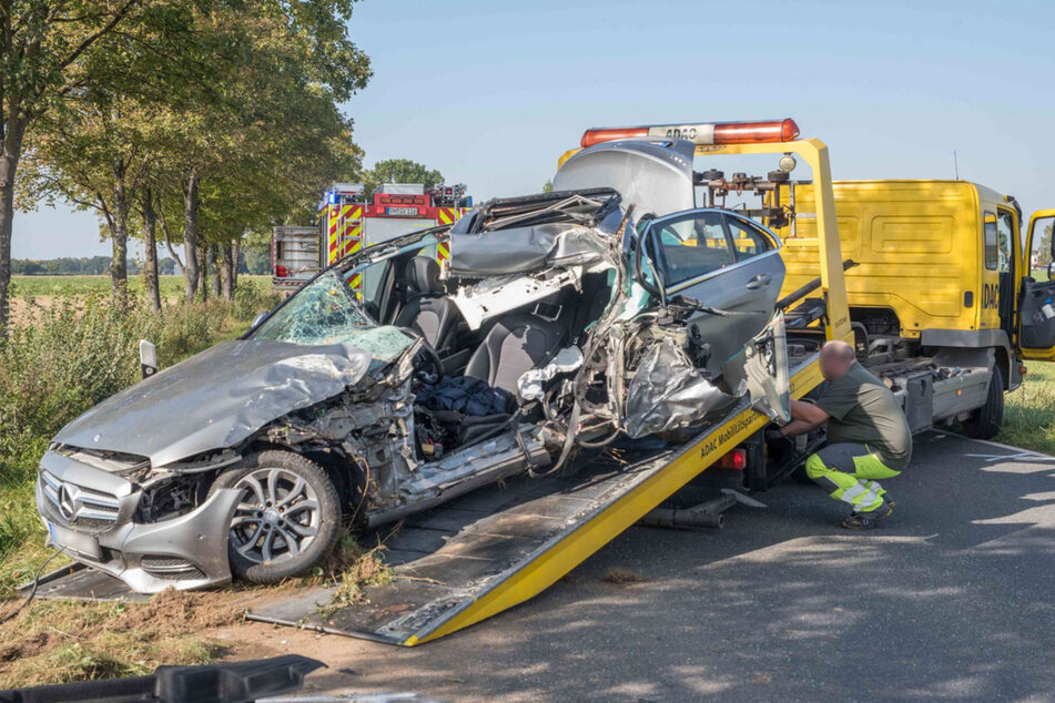 Der Mercedes des 18-Jährigen wurde bei dem schweren Unfall in Vettweiß (Kreis Düren) am Sonntag völlig demoliert.