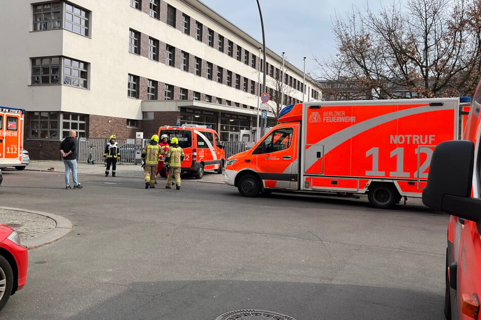 Feuerwehreinsatz an der Sächsischen Straße in Wilmersdorf: Dort erlitten zahlreiche Schüler Reizungen der Atemwege.