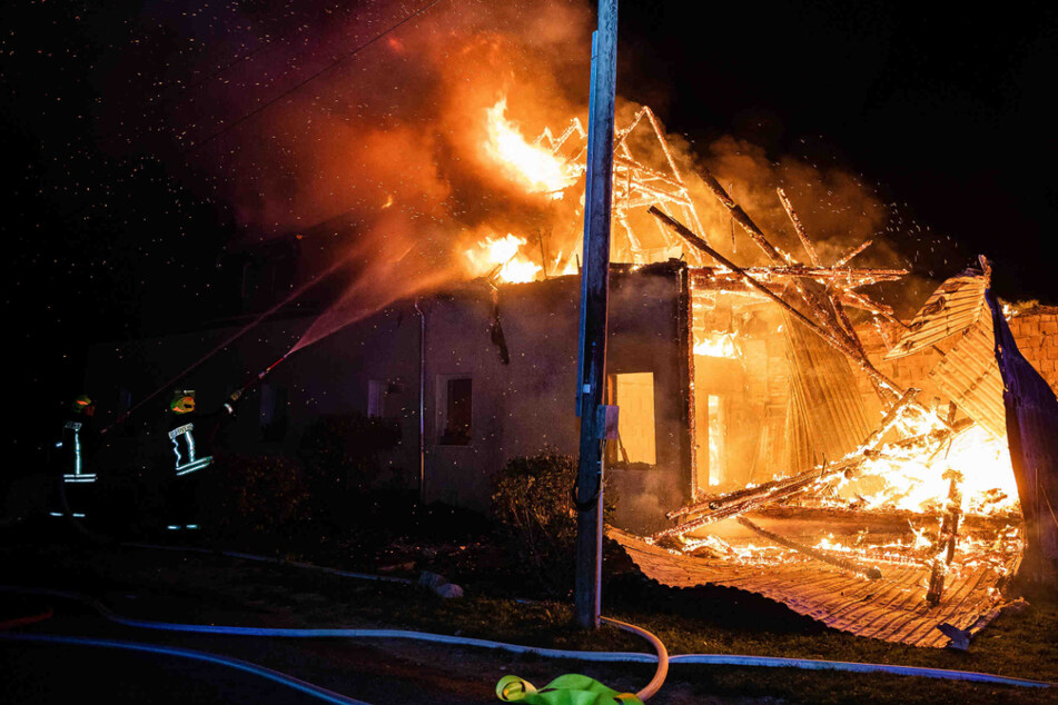 Flammeninferno zerstört Wohnhaus, 65-jähriger Bewohner erleidet schwere Verbrennungen