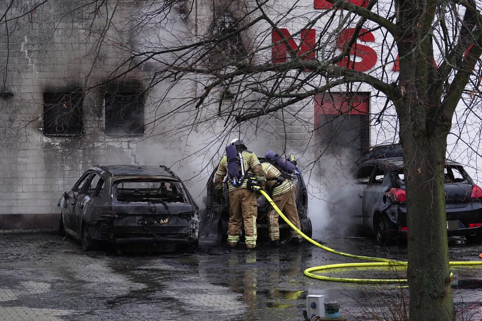 Am Freitagmorgen brannte im Stadtteil Weixdorf auf dem Gelände einer Gewerbefirma ein Auto.