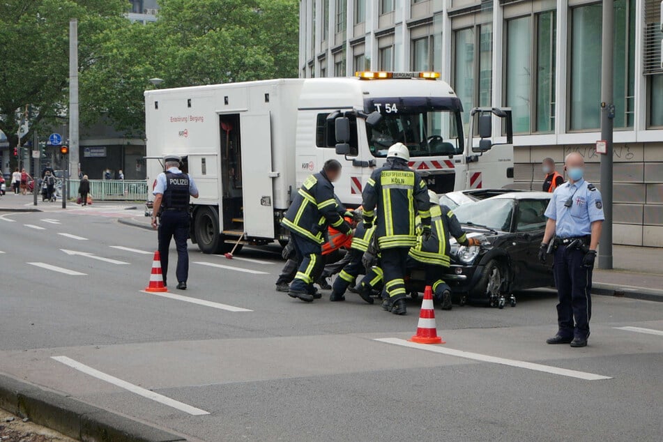 Der Fahrer (39) des Minis wurde bei dem Unfall leicht verletzt und kam in ein Krankenhaus.