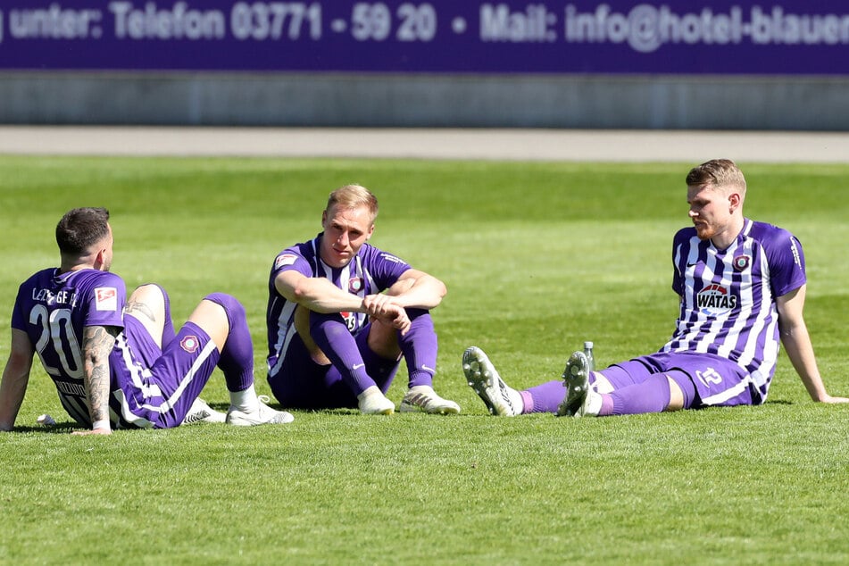 Frust und Enttäuschung bei den Veilchen nach der bitteren Paderborn-Pleite. Calogero Rizzuto, Florian Krüger und Steve Breitkreuz (v.l.n.r) saßen nach dem Spiel enttäuscht auf dem Rasen.