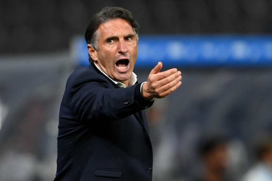 Hertha-Coach Bruno Labbadia (54) versucht am Spielfeldrand seine Mannschaft aufzurütteln. Nach dem Spiel bemängelte er vor allem die fehlende Aggressivität seiner Spieler.