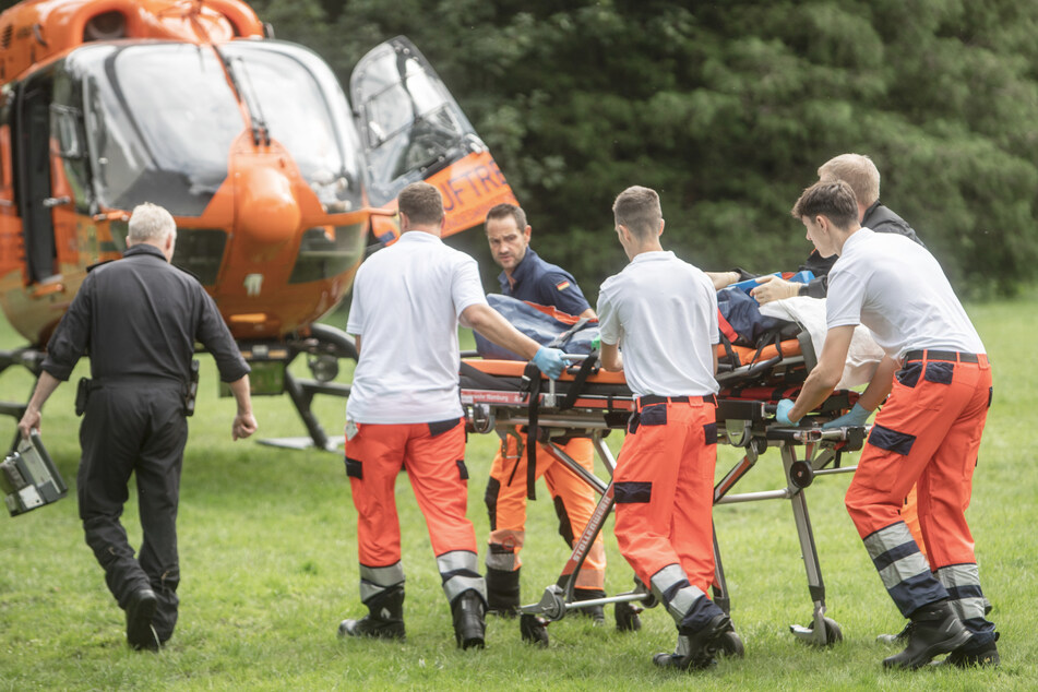 Der lebensgefährlich verletzte Sechsjährige wurde mit einem Rettungshubschrauber in eine Klinik geflogen.