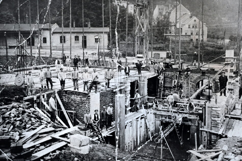 Der Bau der Fabrik um 1921.