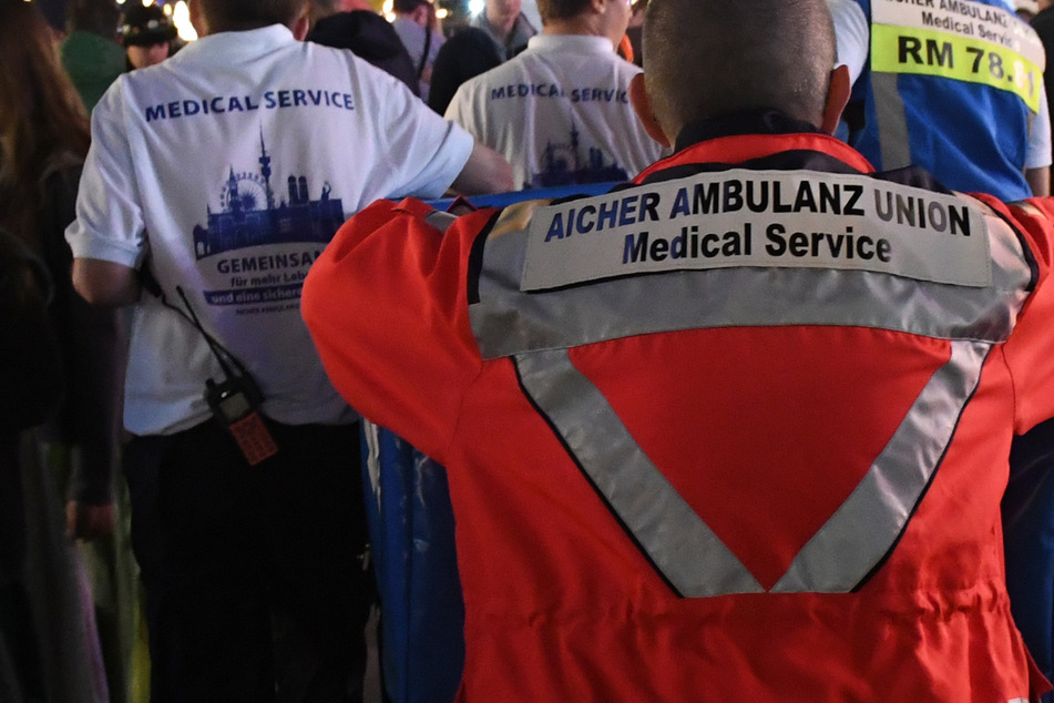 Sanitäter der Aicher Ambulanz konnten dem Mann mit seinen verstopften Ohren helfen. (Symbolbild)