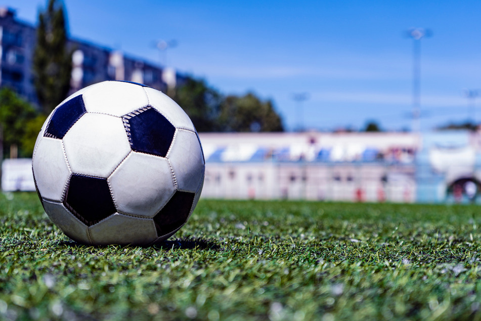 Der englische Fußballverband erwäge, die neue Karte bei dem FA Cup und dem Pokal-Wettbewerb der Frauen auf freiwilliger Basis zu testen.