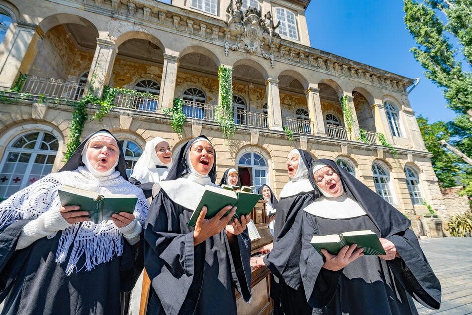 Der Nonnenchor stimmt kräftig mitreißende Gospelsongs an.