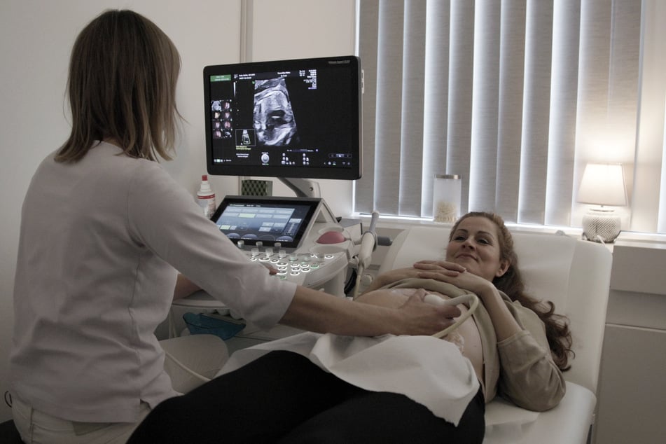 Dr. med. Anja Fruth untersucht die Schwangere.