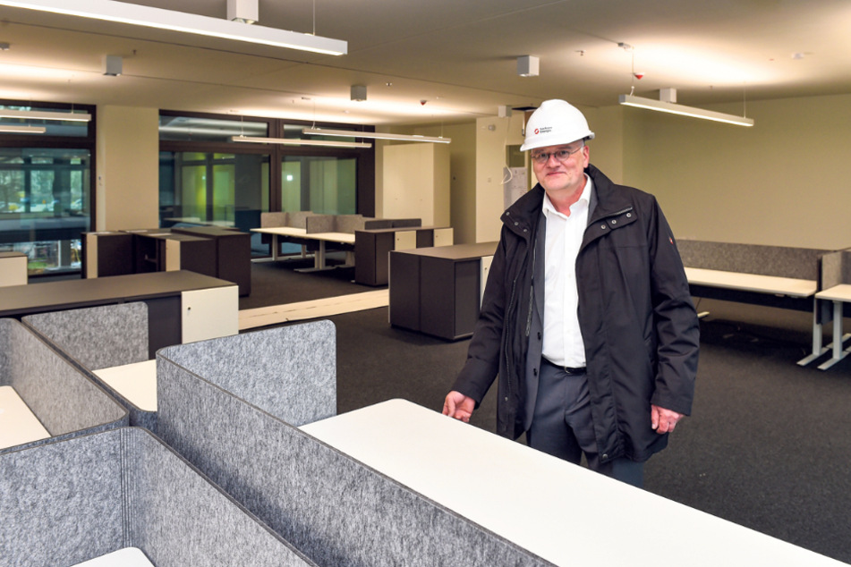 Projektleiter Johannes Müller (54) zeigt die ersten fast fertigen Büros.