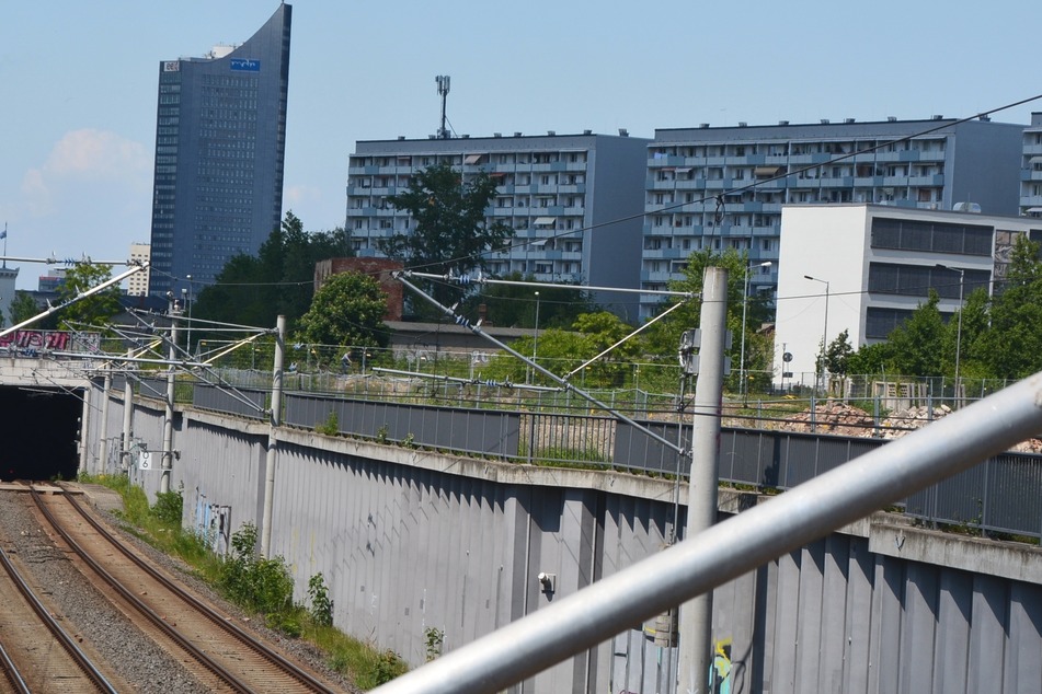 Am Rande des alten Industriebrachgeländes in der Nähe des MDR hat sich der sexuelle Übergriff am Dienstag ereignet.