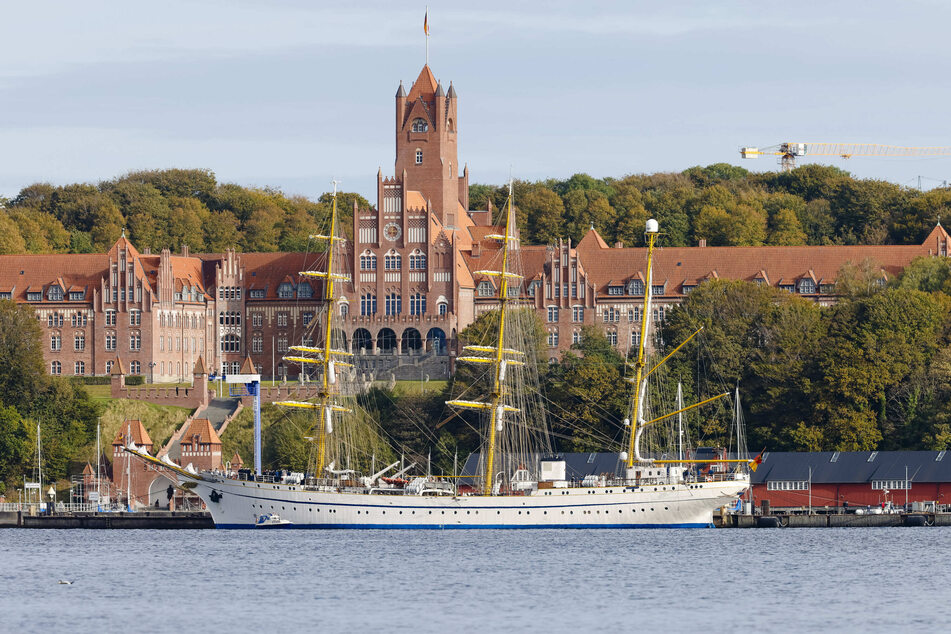 Die "Gorch Fock" liegt vor der Marineschule in Mürwik.