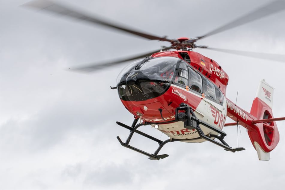 Mercedes erfasst 14-Jährige: Rettungsheli bringt lebensgefährlich Verletzte in Klinik