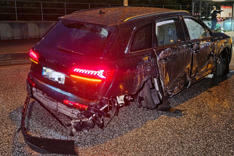 Der Audi des Suff-Fahrers wurde völlig demoliert. Unter anderem wurde der rechte hintere Reifen herausgerissen.