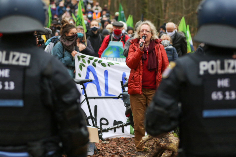 Aktivisten, die gegen die Rodungsarbeiten für den Weiterbau der A49 am Dannenröder Forst sind, stehen am 13. November Polizisten gegenüber.