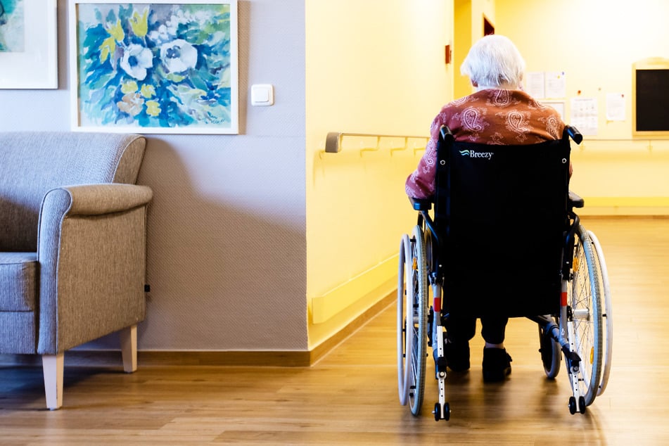 Der von Pflegeheimbewohnerinnen und -bewohnern zu zahlende Anteil bereitet den Menschen und ihren Angehörigen große Sorgen. (Symbolfoto)