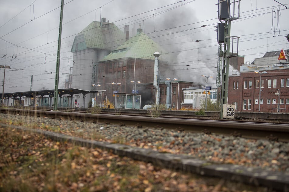 Das Feuer bei dem Autozulieferer in Hamburg-Eidelstedt sorgt für eine starke Rauchentwicklung.