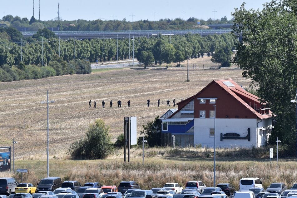 Die Polizei hat den verlassenen Ort Kursdorf nach Spuren abgesucht. Dort wurde eine Antenne gefunden.