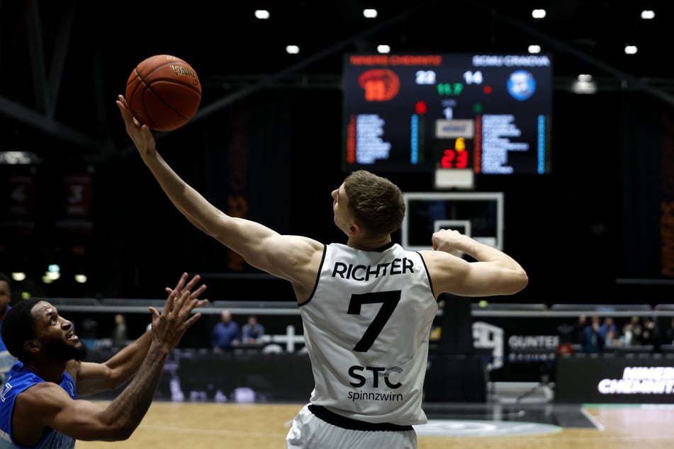 Niners-Spieler Jonas Richter (27) hat im Training den Fokus auf seine linke Hand gelegt. Kann er damit den Gegner leichter wie hier den Ball wegschnappen?