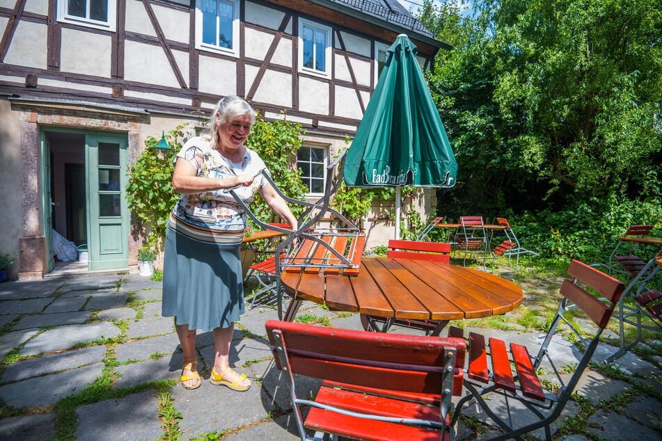 Kathrin Gerschler (61) führt wieder die "Alte Apotheke" in Neukirchen und hilft auch in der Küche.