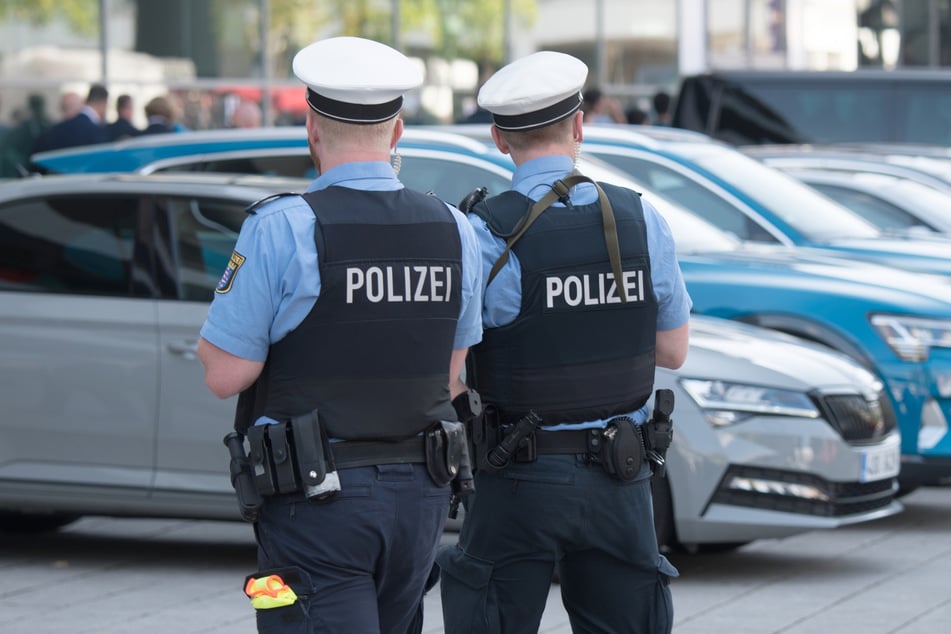Zwei Polizisten der hessischen Polizei bei der Patrouille (Symbolbild).