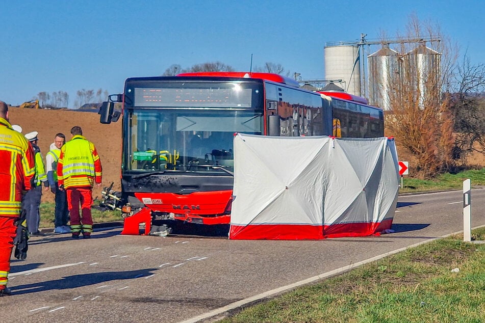 Einsatzkräfte schirmten die Unfallstelle mit einem Plane ab.