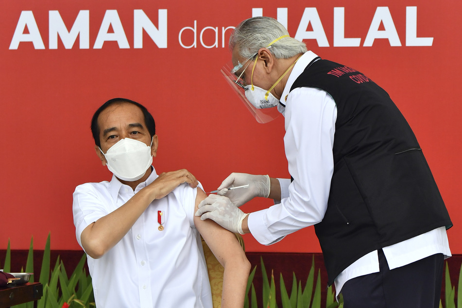 Joko Widodo (59, l), Präsident von Indonesien, erhält eine Impfdosis. Damit startet Indonesien die Massenimpfungen gegen das Virus.