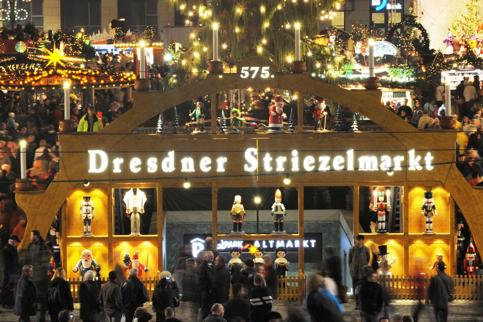 Seit dem Jahr 2009 bildet der begehbare erzgebirgische Schwibbogen das Eingangstor zum Dresdner Striezelmarkt. (Archivbild)