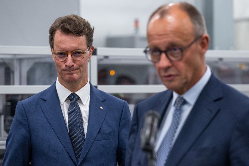 Kurz zuvor hatte sich Hendrik Wüst (50, CDU, l.) mit Bundeskanzler Friedrich Merz (69, CDU) getroffen.