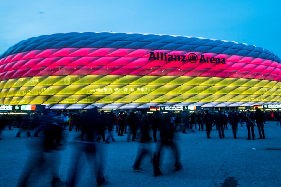 Die Allianz Arena leuchtet in den deutschen Nationalfarben Schwarz, Rot und Gold. (Archiv)