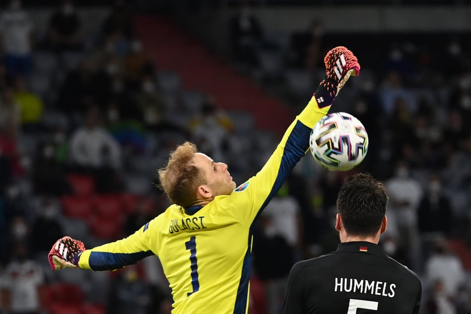Diese Szene aus der 66. Minute wird sich Peter Gulacsi (31, l.) wohl noch öfter anschauen. Nach zuvor starken Paraden schlug der Keeper am Ball vorbei und ermöglichte dadurch den Ausgleich des Deutschen Nationalteams.