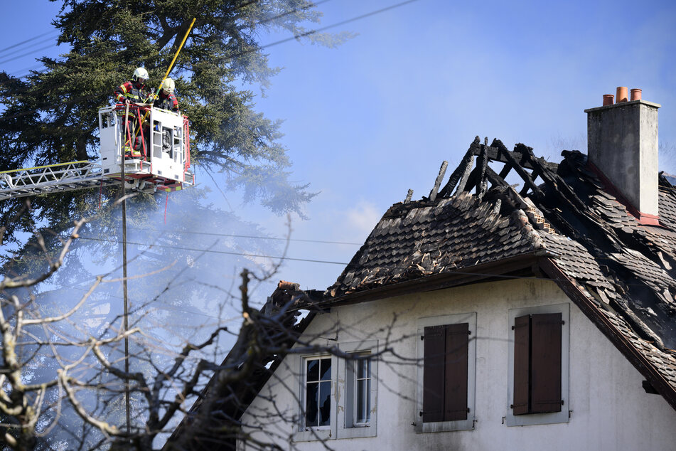 Haus steht in Flammen: Vier Tote, ein Kind wird noch vermisst